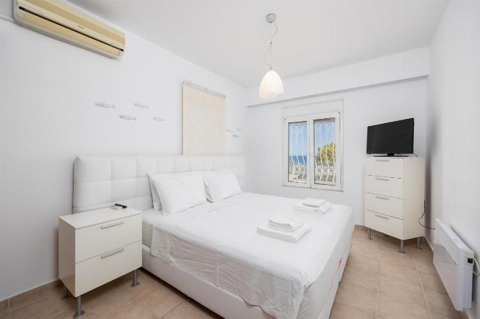 Main building: double bedroom with A/C and TV . - Villa Pelagos Blue . (Photo Gallery) }}