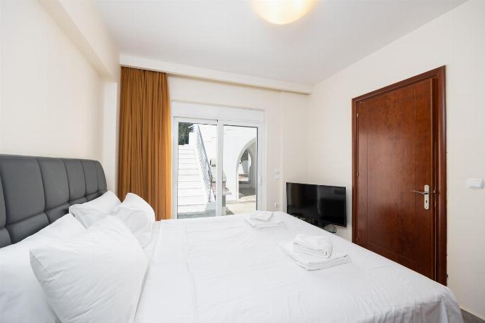 Annex: double bedroom with en suite bathroom, A/C, and TV . - Villa Pelagos Blue . (Photo Gallery) }}