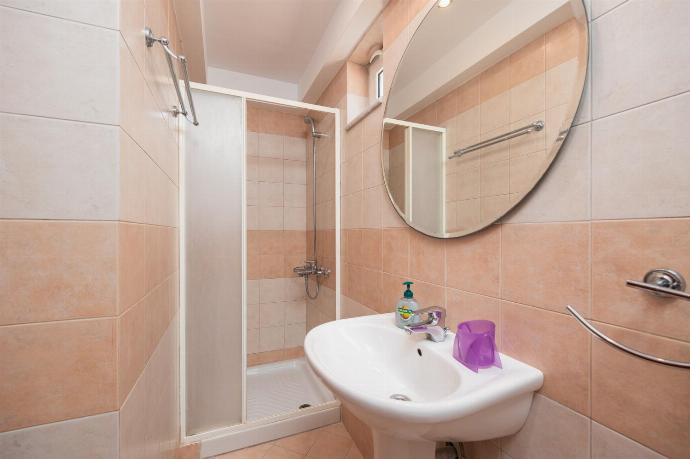 Annex: en suite bathroom with shower . - Villa Pelagos Blue . (Photo Gallery) }}
