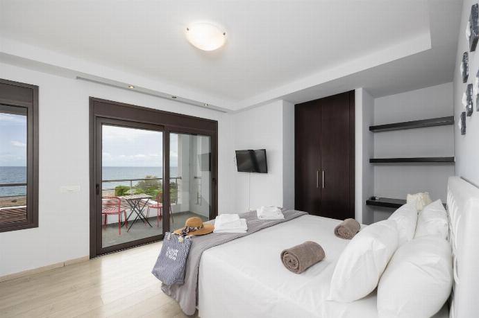 Double bedroom with en suite bathroom, A/C, TV, and sea views . - Villa Metis . (Photo Gallery) }}