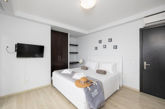 Double bedroom with en suite bathroom, A/C, TV, and sea views . - Villa Metis . (Photo Gallery) }}