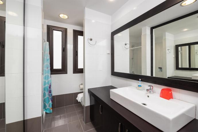 En suite bathroom with shower . - Villa Metis . (Photo Gallery) }}