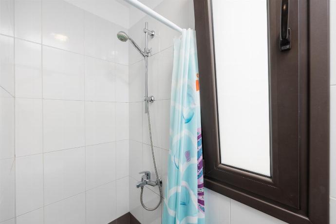 En suite bathroom with shower . - Villa Metis . (Photo Gallery) }}