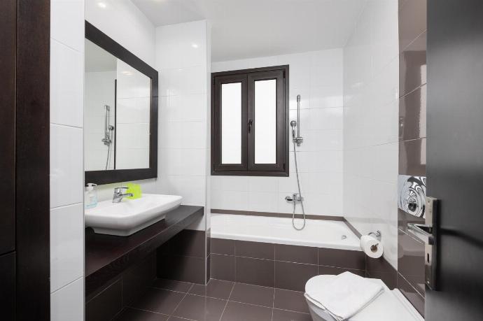 Family bathroom with bath and shower . - Villa Metis . (Photo Gallery) }}