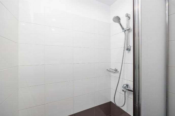 Family bathroom with shower . - Villa Metis . (Photo Gallery) }}