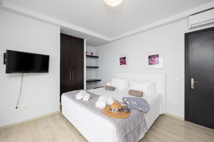 Double bedroom with en suite bathroom, A/C, TV, and sea views . - Villa Tsampikos . (Photo Gallery) }}