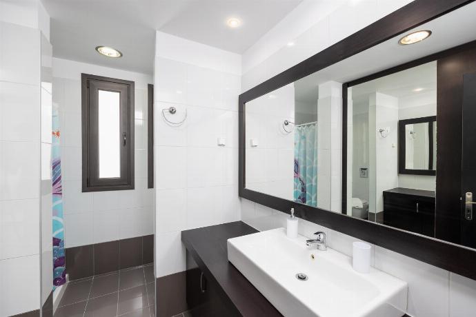 En suite bathroom with shower . - Villa Tsampikos . (Photo Gallery) }}