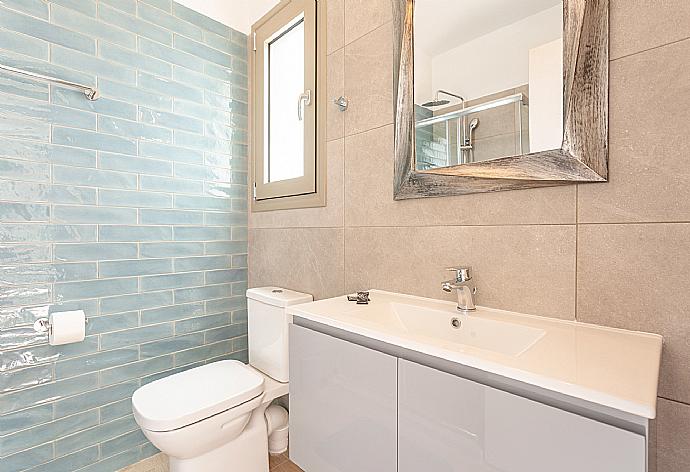 En suite bathroom with shower . - Villa Lassi Illios . (Photo Gallery) }}