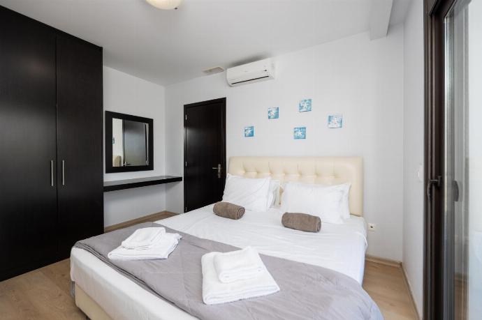 Double bedroom with A/C and sea views . - Villa Dias . (Photo Gallery) }}