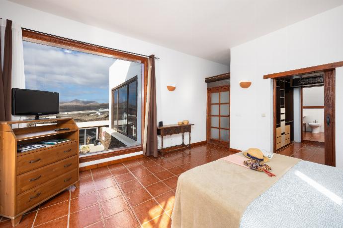 Double bedroom with en suite bathroom, A/C, and sea views . - Villa Vista Mar . (Photo Gallery) }}