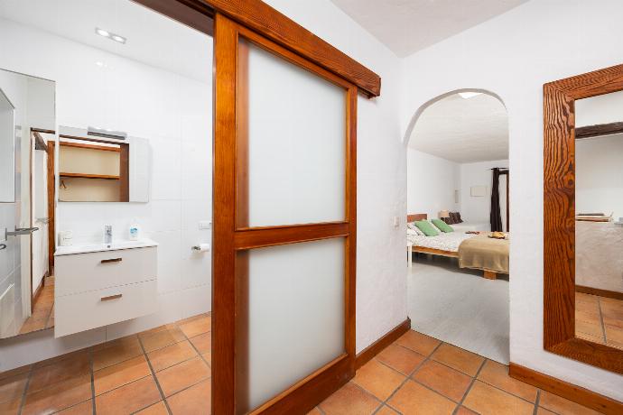 Double bedroom with en suite bathroom . - Villa Vista Mar . (Photo Gallery) }}