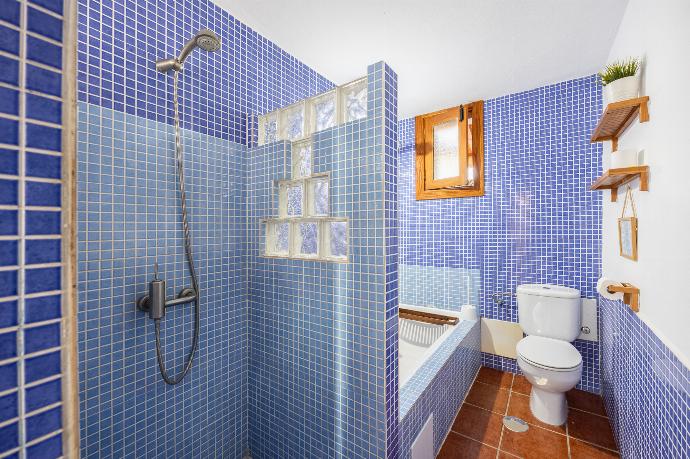 Family bathroom with bath and shower . - Villa Vista Mar . (Photo Gallery) }}