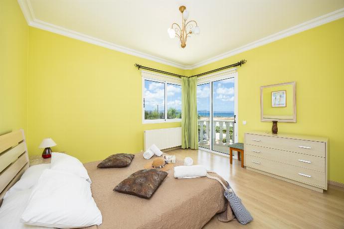 Double bedroom with A/C and sea views . - Villa Komissa . (Photo Gallery) }}