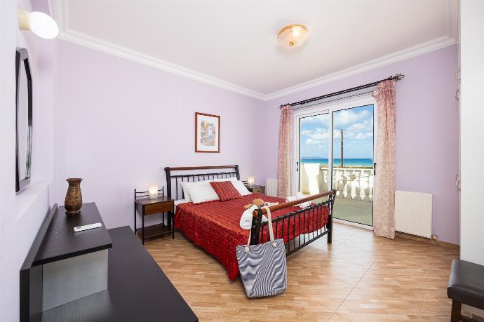 Double bedroom with A/C and sea views . - Villa Komissa . (Photo Gallery) }}