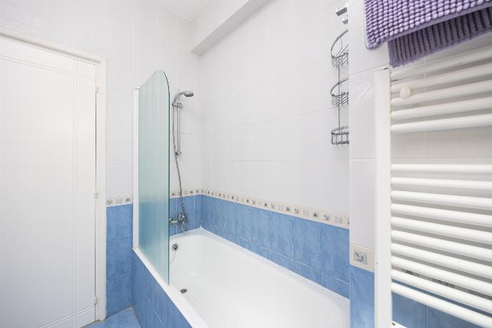 Family bathroom with bath and shower . - Villa Komissa . (Photo Gallery) }}