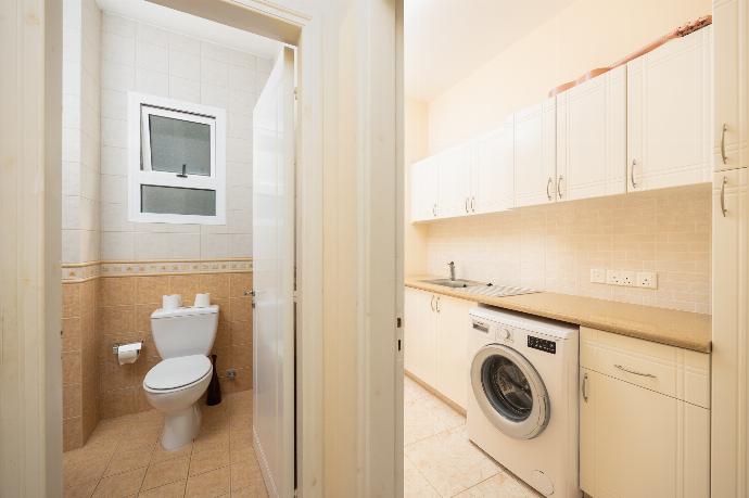 Washing area and family W/C . - Villa Komissa . (Photo Gallery) }}