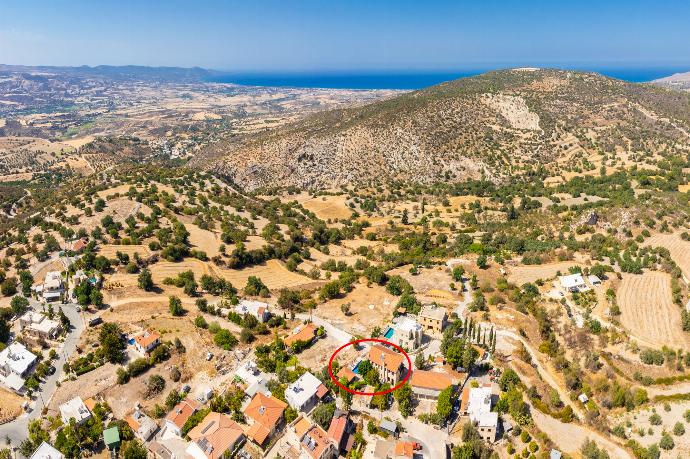 Aerial view showing location of villa . - Villa Irene Palace . (Galerie de photos) }}