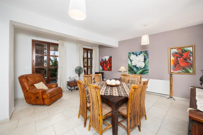 Open-plan living room with sofas, dining area, kitchen, ornamental fireplace, A/C, WiFi internet, and satellite TV . - Villa Irene Palace . (Galerie de photos) }}