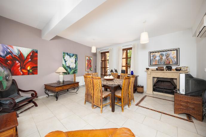 Open-plan living room with sofas, dining area, kitchen, ornamental fireplace, A/C, WiFi internet, and satellite TV . - Villa Irene Palace . (Galleria fotografica) }}