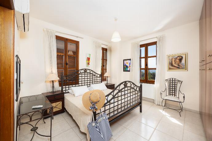 Double bedroom with en suite bathroom and A/C . - Villa Irene Palace . (Galerie de photos) }}