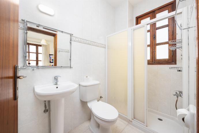 En suite bathroom with shower . - Villa Irene Palace . (Galería de imágenes) }}