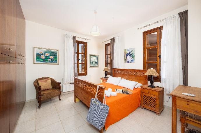 Double bedroom with en suite bathroom and A/C . - Villa Irene Palace . (Galería de imágenes) }}