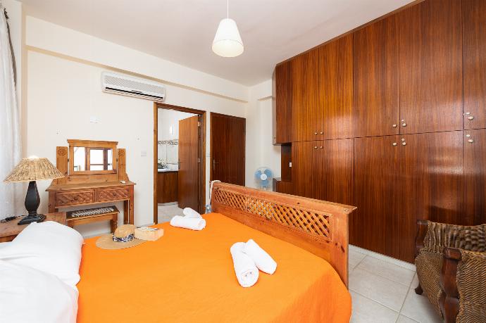 Double bedroom with en suite bathroom and A/C . - Villa Irene Palace . (Photo Gallery) }}