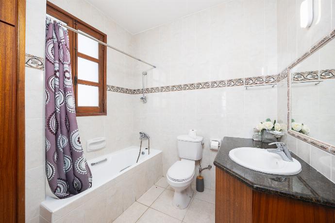 En suite bathroom with bath and shower . - Villa Irene Palace . (Galleria fotografica) }}