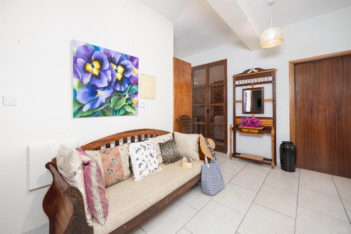 Living area on second floor with sofa and kitchenette . - Villa Irene Palace . (Galerie de photos) }}