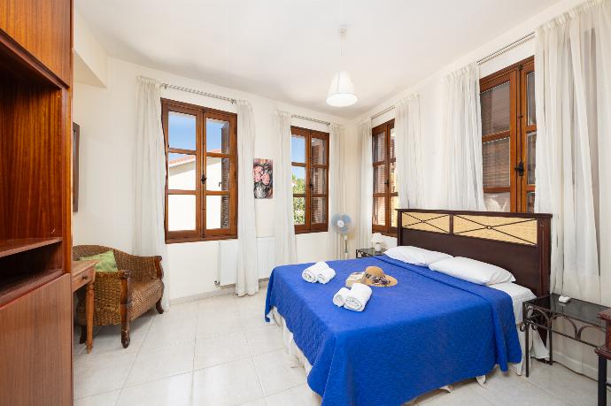 Double bedroom with en suite bathroom and A/C . - Villa Irene Palace . (Galerie de photos) }}