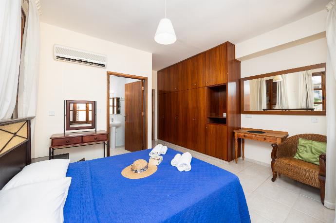 Double bedroom with en suite bathroom and A/C . - Villa Irene Palace . (Photo Gallery) }}