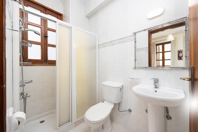 En suite bathroom with shower . - Villa Irene Palace . (Galería de imágenes) }}