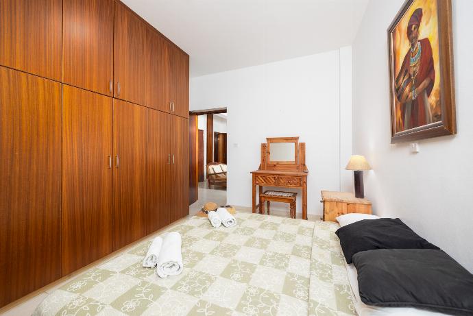 Double bedroom with A/C . - Villa Irene Palace . (Galerie de photos) }}