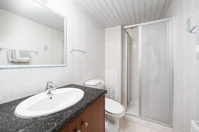 Family bathroom with shower . - Villa Irene Palace . (Galería de imágenes) }}