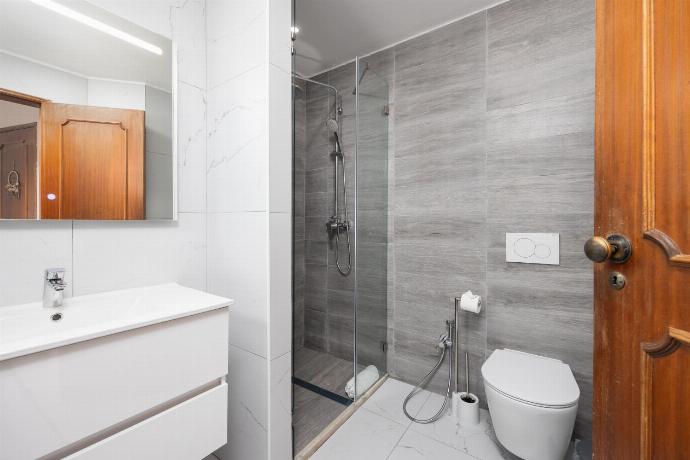 En suite bathroom with shower . - Villa Veiguinha . (Photo Gallery) }}