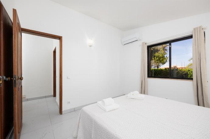 Double bedroom with en suite bathroom and A/C . - Villa Veiguinha . (Photo Gallery) }}