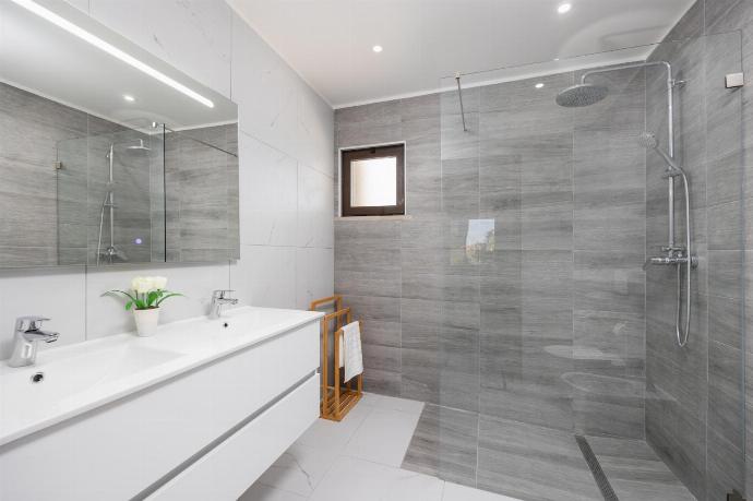 En suite bathroom with shower . - Villa Veiguinha . (Photo Gallery) }}