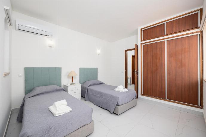 Twin bedroom with en suite bathroom and A/C . - Villa Veiguinha . (Photo Gallery) }}