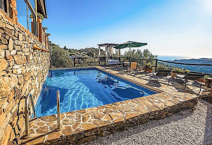 Family bathroom with shower . - Villa Cortijo El Amigo . (Photo Gallery) }}