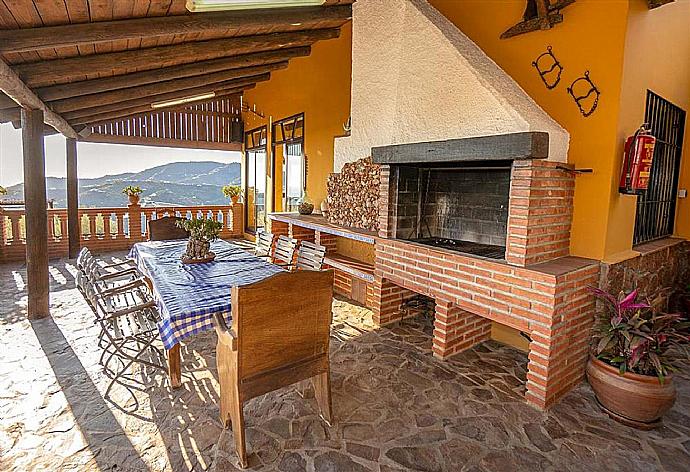 Family bathroom with bath and shower . - Villa Cortijo El Amigo . (Photo Gallery) }}