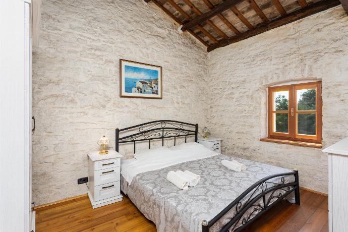 Double bedroom with en suite bathroom . - Villa Damiana . (Photo Gallery) }}