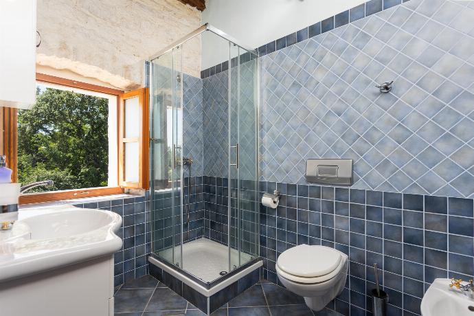 En suite bathroom with shower . - Villa Damiana . (Photo Gallery) }}