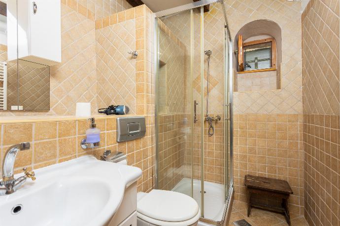 Family bathroom with shower . - Villa Damiana . (Photo Gallery) }}