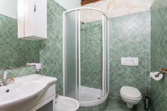 Family bathroom with shower . - Villa Damiana . (Photo Gallery) }}