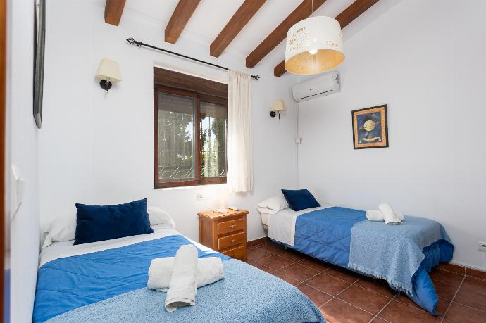 Twin bedroom with A/C . - Villa Loli Imaroga One . (Photo Gallery) }}