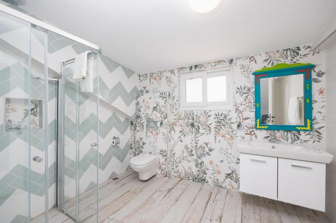 En suite bathroom with shower . - Villa Blue Island . (Photo Gallery) }}