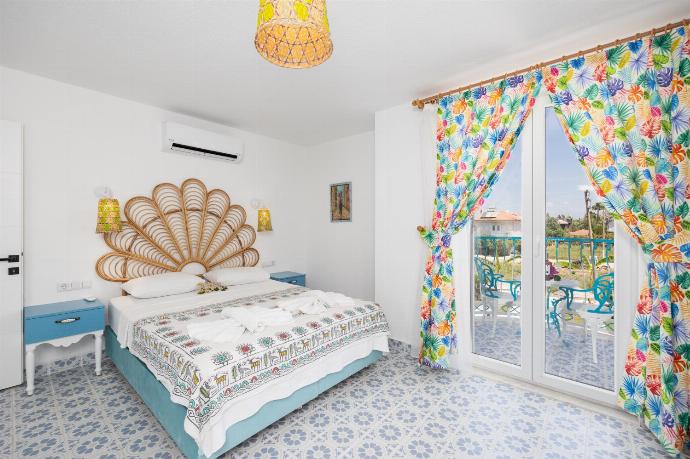 Double bedroom with en suite bathroom and A/C . - Villa Blue Island . (Photo Gallery) }}