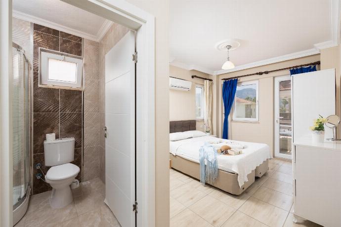 Double bedroom with en suite bathroom and A/C . - Villa Heyday . (Photo Gallery) }}