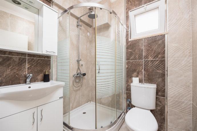 En suite bathroom with shower . - Villa Heyday . (Галерея фотографий) }}
