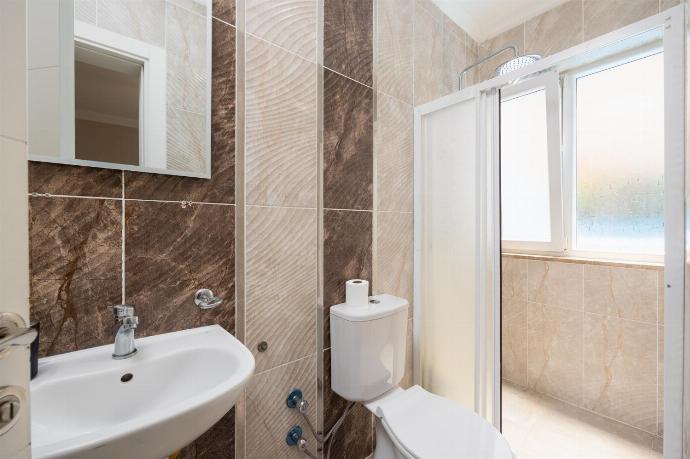 En suite bathroom with shower . - Villa Heyday . (Photo Gallery) }}